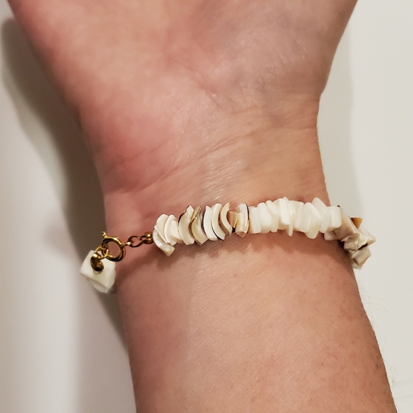 Seashell Bracelet 7 Inches In Length - Picture 5 of 8